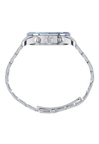 Montre-bracelet en acier inoxydable avec une lunette accentuée de bleu, un cadran rond et un design de bracelet à maillons. Elle comporte deux boutons-poussoirs et un détail de logo.