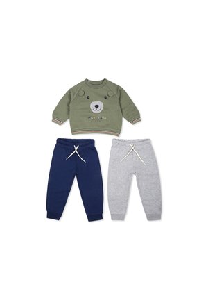 Il set include una felpa verde con design di faccia d'orso e due paia di pantaloni della tuta: uno blu scuro e uno grigio, entrambi con vita regolabile.