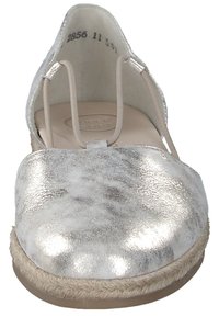 Espadrille argentée avec une tige texturée, des sangles élastiques et une semelle en jute tressé. Bout rond et doublure intérieure douce.