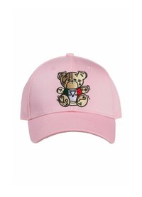 Rosa Baseballmütze mit einem Bären-Maskottchen, das in Braun und Creme gestickt ist, mit einer grünen und roten Weste. Glattes Material mit einem gebogenen Schirm.