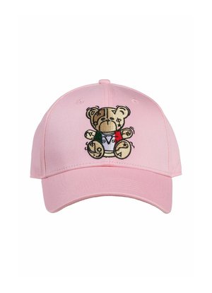 Casquette de baseball rose avec un mascotte d'ours brodé en marron et crème, portant un gilet vert et rouge. Tissu lisse avec une visière incurvée.