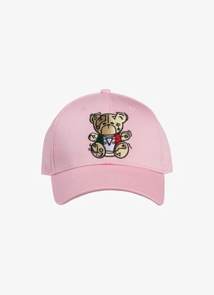 Rosa Baseballmütze mit einem Bären-Maskottchen, das in Braun und Creme gestickt ist, mit einer grünen und roten Weste. Glattes Material mit einem gebogenen Schirm.