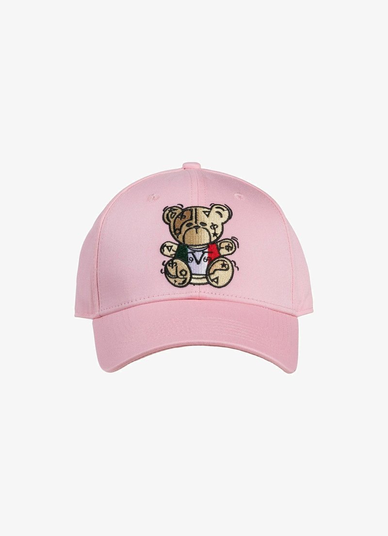 Rosa Baseballmütze mit einem Bären-Maskottchen, das in Braun und Creme gestickt ist, mit einer grünen und roten Weste. Glattes Material mit einem gebogenen Schirm.