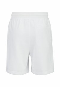 Weiße Sportshorts aus leichtem Stoff mit einem elastischen Bund und einer kleinen Gesäßtasche. Glatte Textur mit einem schlichten Design.