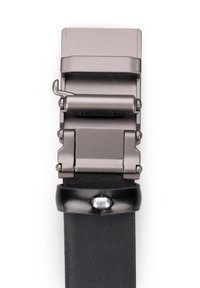 Metaliczna szara klamra paska z mechanizmem dźwigni, przymocowana do gładkiego czarnego skórzanego paska z metalicznym akcentem.
