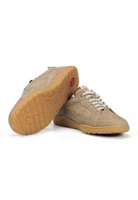Zapatillas de ante beige con suela de goma, diseño con cordones y acentos texturizados. Detalle notable del logo rojo en el lateral.