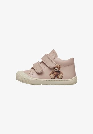 Zapato de piel rosa para niños pequeños con dos correas de Velcro, suela de goma y una aplicación de osito de peluche en el lateral. Punta redondeada y suela exterior con agarre texturizado.
