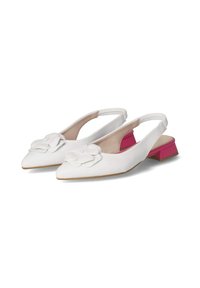Witte leren slingback schoenen met eenpuntige neus, voorzien van een bloemenaccent en een roze blokhak. Soepele textuur, eenvoudig ontwerp.