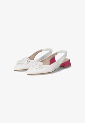 Witte leren slingback schoenen met eenpuntige neus, voorzien van een bloemenaccent en een roze blokhak. Soepele textuur, eenvoudig ontwerp.