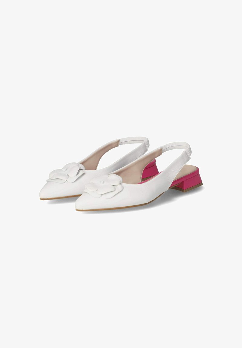 Weiße Leder-Slingbacks mit spitzem Zehenbereich, verziert mit einem Blumenakzent und einem pinken Blockabsatz. Glatte Textur, schlichtes Design.