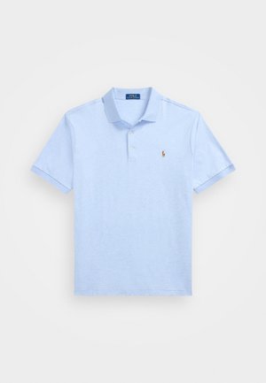 Hellblaues Polohemd mit kurzen Ärmeln, Kragen, zweiknöpfiger Knopfleiste und kleinem, auf der linken Brust gesticktem Logo.