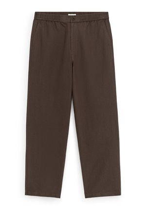 Bruine broek met rechte pijpen, elastische tailleband, knoopsluiting, zijzakken en een gulp aan de voorkant.