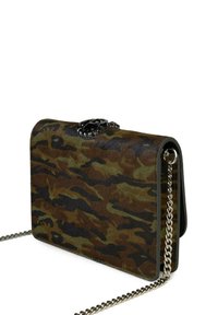 Borsa a tracolla con motivo mimetico in verde e marrone, caratterizzata da un materiale testurizzato simile alla pelliccia, una chiusura nera e una catenella argentata.