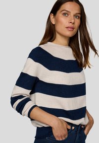 Marineblaue und cremefarbene gestreifte Strickjacke mit rundem Ausschnitt, langen Ärmeln und gerippten Bündchen. Das Material wirkt weich mit einer leicht strukturierten Oberfläche.