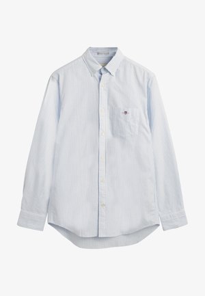 Camisa de botones en azul claro con rayas verticales blancas. Presenta un bolsillo en el pecho y un dobladillo redondeado. Fabricada en tela de algodón.