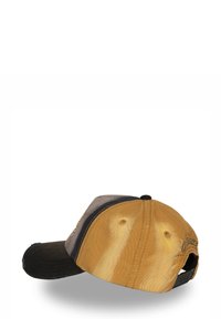 Gorra de béisbol con visera negra, tela amarilla y gris, y bordado en la parte posterior. Incluye agujeros de ventilación y una correa ajustable.