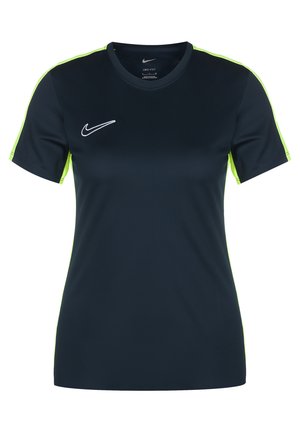 Maglietta sportiva Nike Dri-FIT di colore blu scuro con dettagli verde brillante sulle spalle. Maniche corte, collo a giro, tessuto morbido, con logo bianco.
