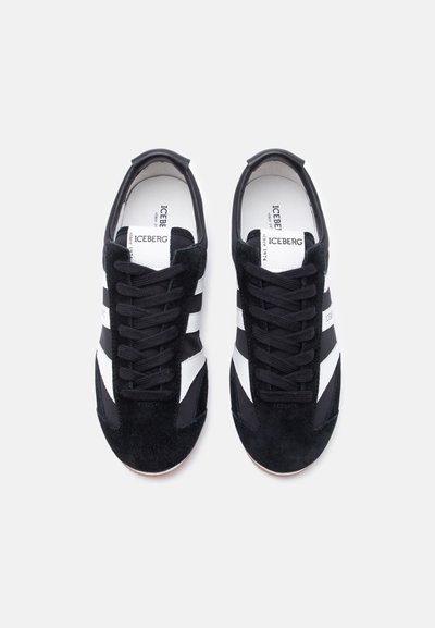 Paire de baskets noires et blanches à lacets avec le logo "ICEBERG" à l'intérieur et sur le côté, vues de dessus sur un fond blanc.