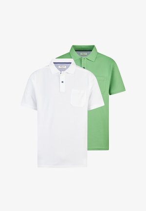 Dwie koszulki polo z krótkim rękawem, kołnierzykiem i kieszeniami na piersi, jedna biała z przodu, a druga zielona z tyłu, pokazane na jednolitym tle.