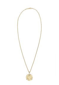 Halsband i guldton med en tunn, vriden kedja och en rund hänge med ett präglat mönster och geometriska former. Spänne baktill.