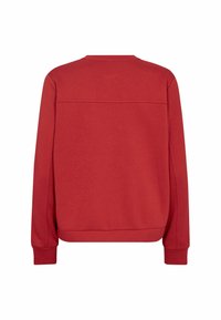 Felpa rossa con texture liscia, collo rotondo e polsini a costine. Presenta una cucitura orizzontale sul retro per un dettaglio aggiuntivo.