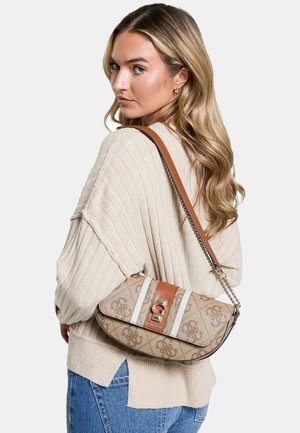 Borsa a mano beige e marrone con motivo, di forma rotonda, accenti in pelle e tracolla a catena. Presenta una chiusura frontale e due strisce bianche.
