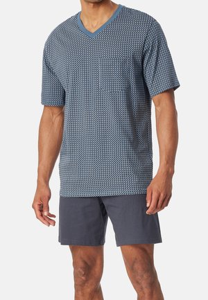 Kurzärmliges, v-ausschnitt T-Shirt in marinblau mit geometrischem Muster und Tasche, kombiniert mit dunkelblauen Shorts. Glatter Stoff und lockere Passform.