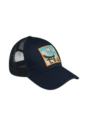 Casquette de baseball bleu foncé à dos en mesh avec un écusson coloré montrant un lutteur de sumo sautant par-dessus une porte torii sous un ciel bleu.