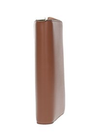 Borsa a busta in pelle marrone caratterizzata da una forma rettangolare slim con una texture liscia e un accento in zipper dorato nella parte superiore.