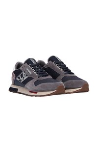 Zapatillas deportivas con parte superior de ante y malla en gris, acentos en azul marino, suela de goma y un logo en el lateral. Diseño atlético clásico con cordones.