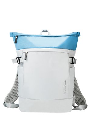 Rolrugzak in lichtgrijs met een blauwe bovenkant, voorzien van verstelbare banden, een grote hoofdcompartiment en mesh zijvakken.
