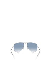 Occhiali da sole aviator in metallo argentato con lenti blu a gradiente, con naselli regolabili e ponte nasale sottile. Design leggero della montatura.