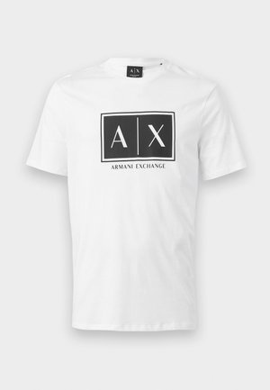 Balta T-krekls ar īsām piedurknēm, uz krūtīm centrēta melna taisnstūra Armani Exchange logotipa ar tekstu "A | X".