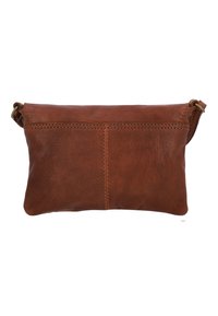 Clutch bag in pelle marrone con una superficie liscia, forma rettangolare e chiusura a zip superiore. Presenta cuciture a contrasto e una tracolla rimovibile.