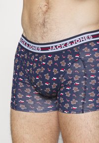 Herren-Boxershorts in Marineblau mit einem wiederholten Muster aus Lebkuchenmännern, Zuckerstangen und Weihnachtsmützen; elastischer Taillenbund mit der Aufschrift JACK & JONES.
