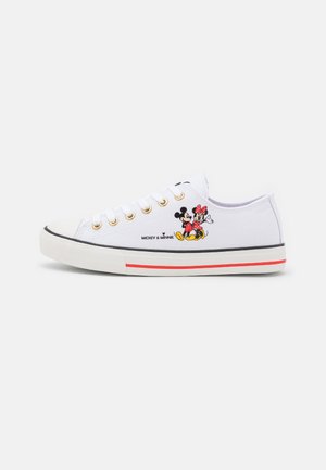Witte lage sneaker met rode streepzool, gouden veteroogjes en een afbeelding van Mickey en Minnie Mouse aan de zijkant.
