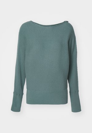 Pull en maille côtelée teal avec un large col, des manches longues et une finition texturée. Présente un petit accent de fermeture éclair sur une épaule.