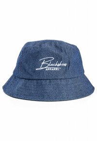 Hattu buca, joka on valmistettu tummansinisestä denim-kankaasta, edessä on valkoinen kirjailtu logo "Blackskies Apparel", pehmeä tekstuuri.