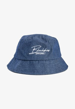 Kapelusz typu bucket wykonany z denimu w ciemnoniebieskim kolorze, z białym haftowanym logo "Blackskies Apparel" z przodu, o miękkiej teksturze.