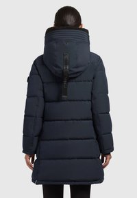 Marine blå pufferjakke med høj krave og hætte, med vandrette quiltede paneler, en stofbæltestrop og en glat ydre tekstur.