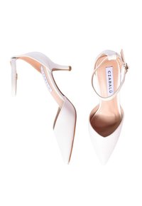 Scarpe bianche con tacco alto, design a punta, cinturino alla caviglia e finitura in pelle liscia. Presentano un tacco a stiletto sottile.