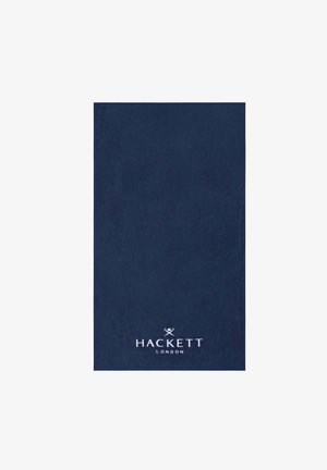 Tamno plavi pamučni ručnik glatke teksture s bijelim logotipom "HACKETT LONDON" na dnu, pravokutnog oblika bez uzoraka.