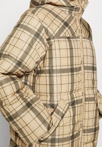 Weekday Abrigo de invierno - beige