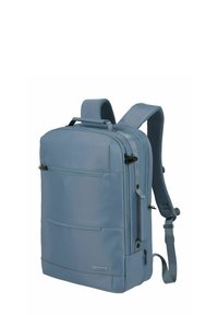 Mochila de tela azul con correas de hombro acolchadas, bolsillo frontal con cremallera y herrajes laterales ajustables. Forma rectangular con acentos texturizados.