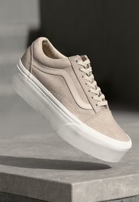 Beige semsket sko med hvit gummisåle, med tonale sømmer, snøring og et signatur sidestrek-design.