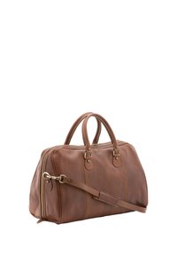 Borsa da viaggio in pelle marrone con due manici superiori e tracolla regolabile; presenta hardware color oro e dettagli di cucitura a contrasto.