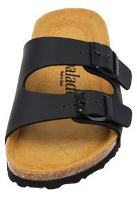 Sort fodbede sandal med to justerbare remme, der har matte sorte spænder. Sålen er i struktureret kork med en tan suede fodbede.