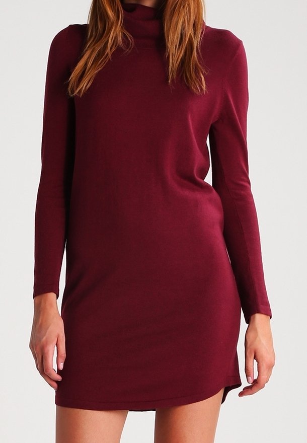 Bordeaux langærmet kjole med høj hals, tætsiddende design og sideslids. Glat, blødt stof med minimale syninger.