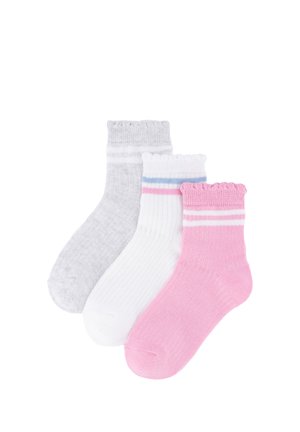 Tres calcetines tobilleros acanalados en gris, blanco con franjas azules y rosas, y rosa sólido con franjas blancas, dispuestos superpuestos sobre un fondo blanco.
