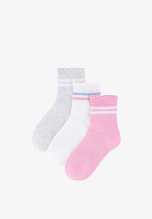 Tres calcetines tobilleros acanalados en gris, blanco con franjas azules y rosas, y rosa sólido con franjas blancas, dispuestos superpuestos sobre un fondo blanco.